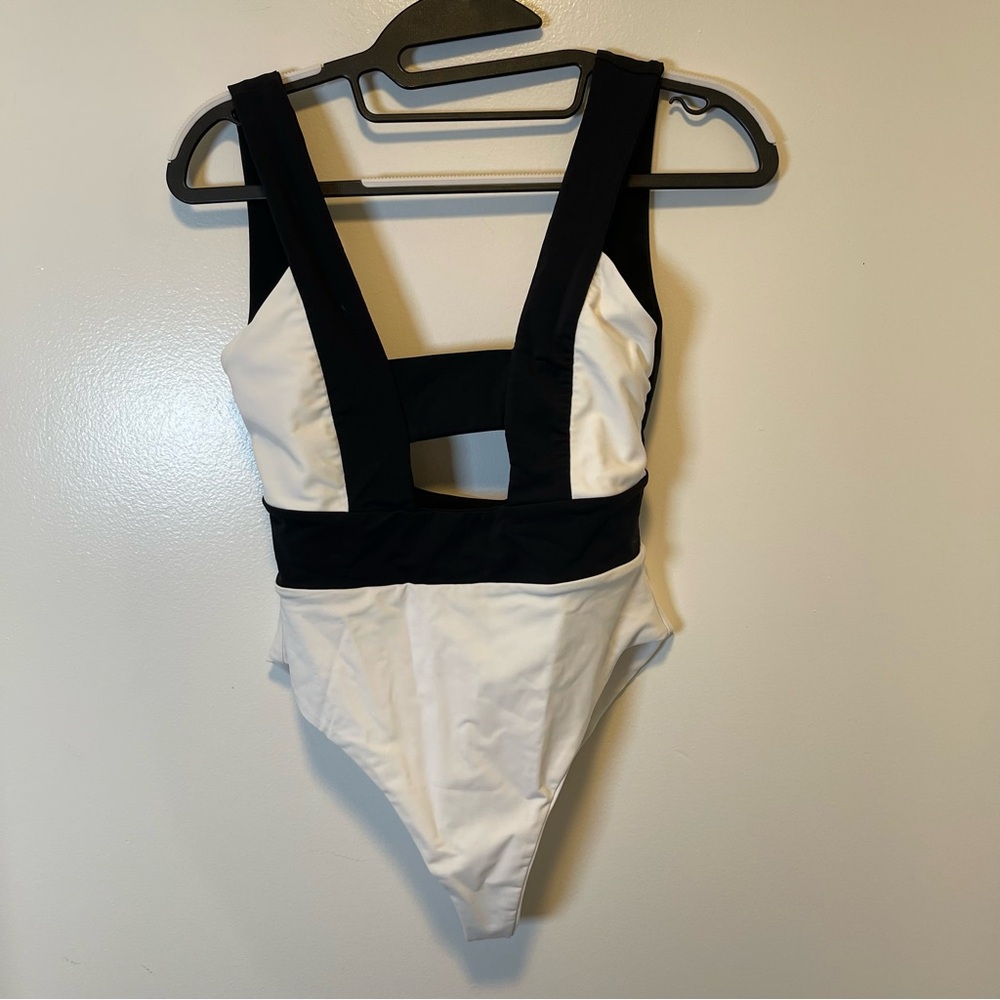 Naomi Besson white and black swimming suit one‎ piece women’s size medium (8)